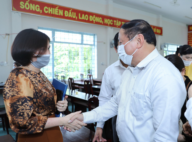 Bộ trưởng Nguyễn Văn Hùng chia sẻ bên lề buổi tiếp xúc cử tri thành phố Kon Tum.